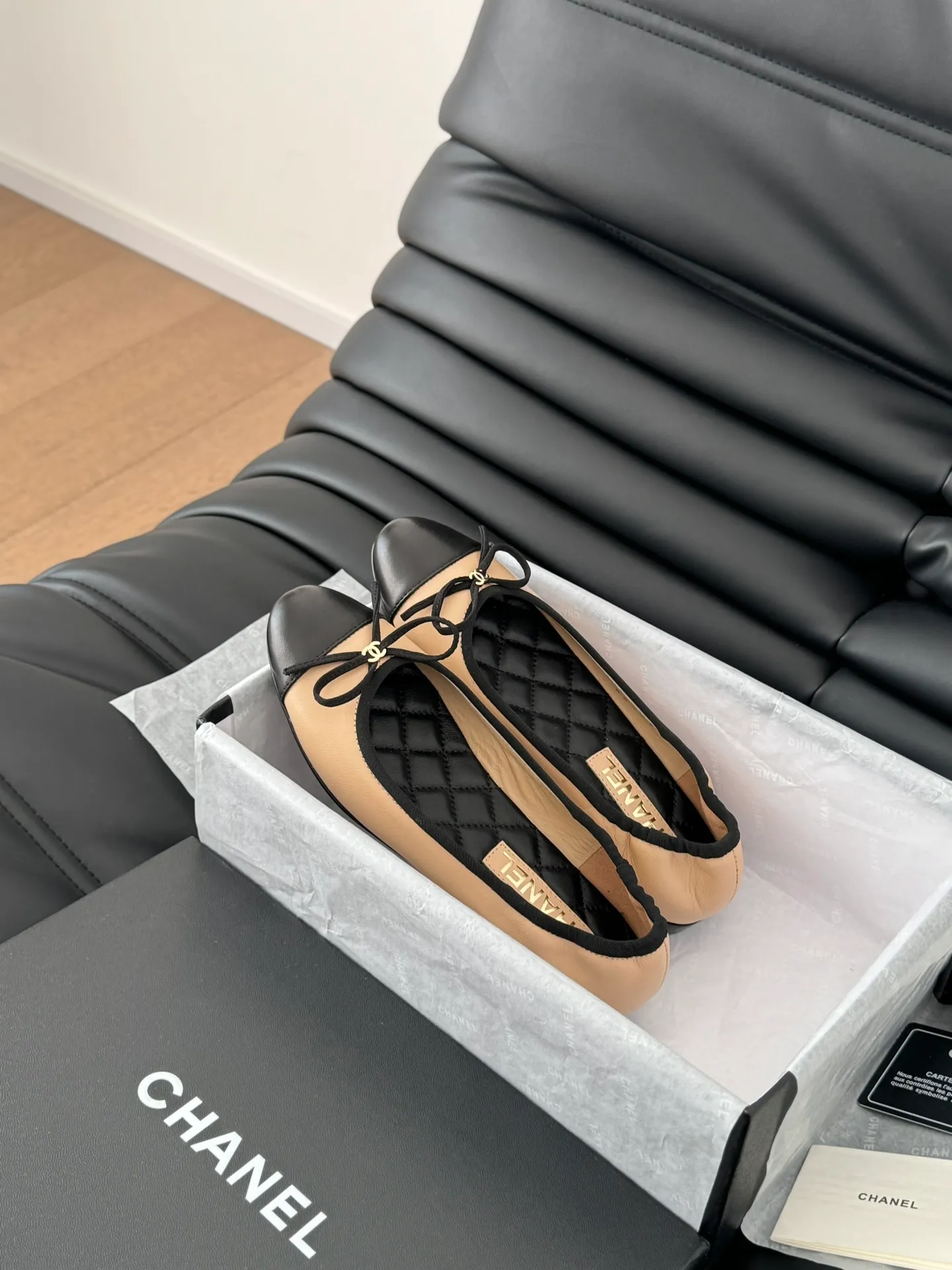 👟👟Ex-factory price 520👟👟 Chanel Xiaoxiang 25C new bow shoe series, original 1:1 replica, a classic among classics. It is perfect whether paired with trousers or skirts. The small round toe design is very good at modifying the foot shape. A must-have for little fairies! The upper is made of imported lambskin, the lining is made of top-grade mixed sheepskin, and the outsole is imported Italian cowhide. Size: 35-39 (40/41/42/43 customized)